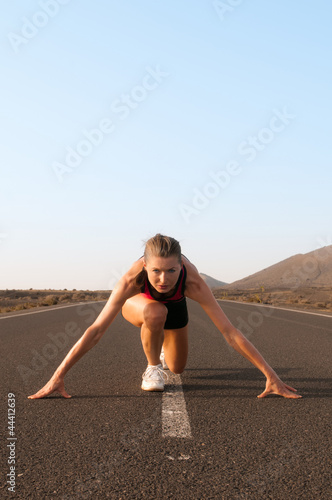 Frau joggt auf Landstrasse