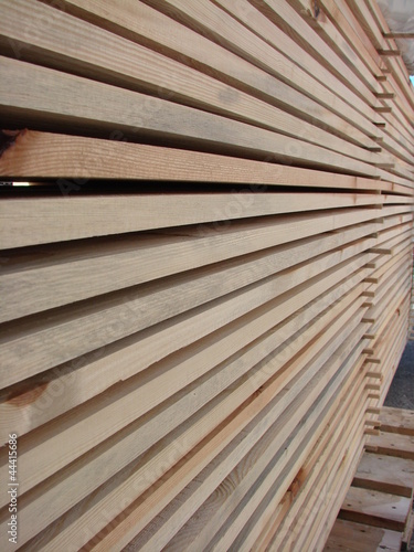 holzstapel - lange helle bretter