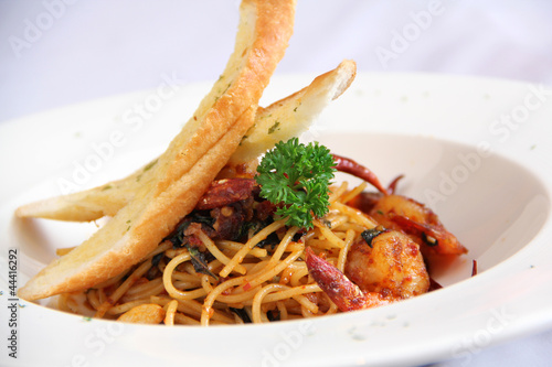 Spaghetti Shrimp and carlic bread photo