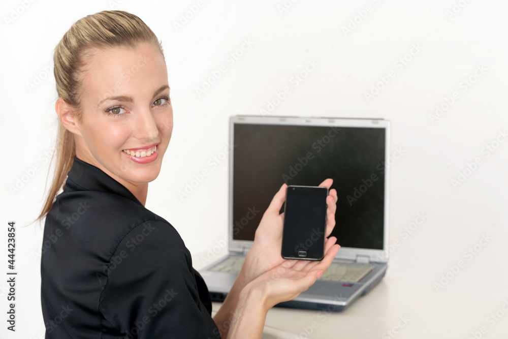 Geschäftsfrau mit Handy und Laptop Geschäftsfrau mit Handy und Laptop