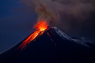 Fotobehang Vulkaan Tungurahua vulkaan met blauwe luchten  © Fotos 593