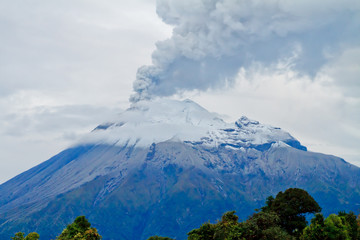 Fotobehang Vulkaan Tungurahua vulkaan met aswolk  © Fotos 593