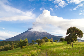 Fotobehang Vulkaan Tungurahua vulkaan barst uit bij zonsopgang  © Fotos 593
