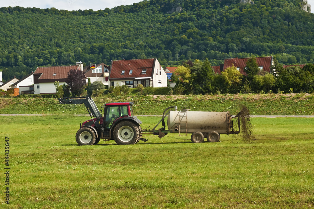 Obraz premium Traktor fährt Gülle