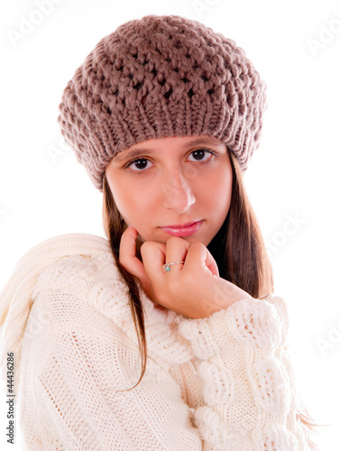 portrait d'une jolie femme en hiver