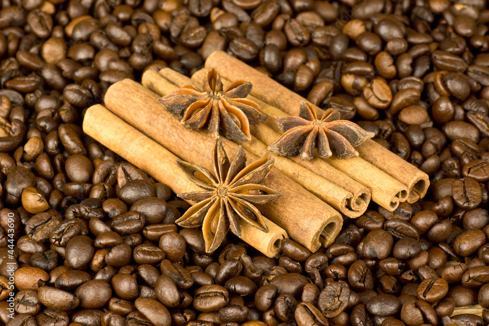 Obraz premium Kawa z cynamonem i anyżem