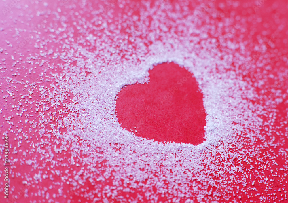 coeur dessiné dans du sel fond rouge coeur dessiné dans du sel fond rouge