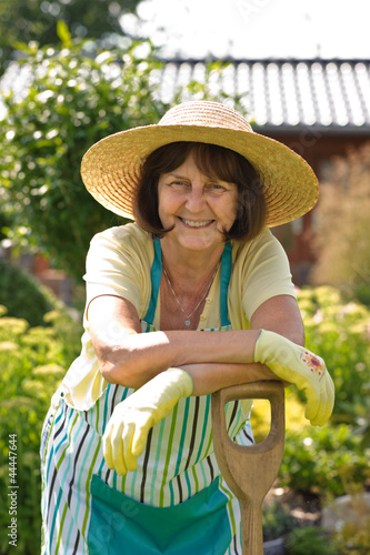 Frau bei der Gartenarbeit photo