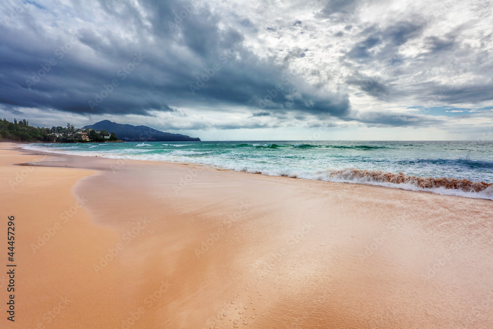 Obraz premium tropical beach under gloomy sky