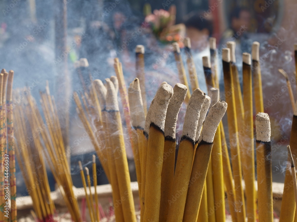 Räucherstäbchen vor dem Tempel Räucherstäbchen vor dem Tempel