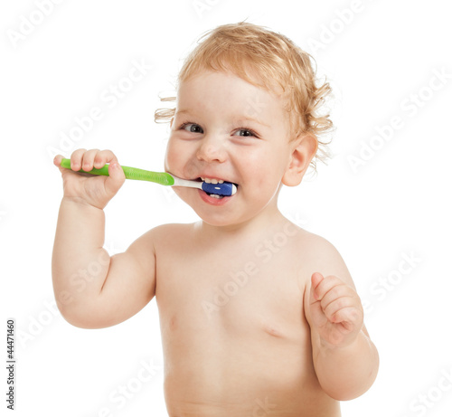 Szczęśliwe dziecko myje zęby