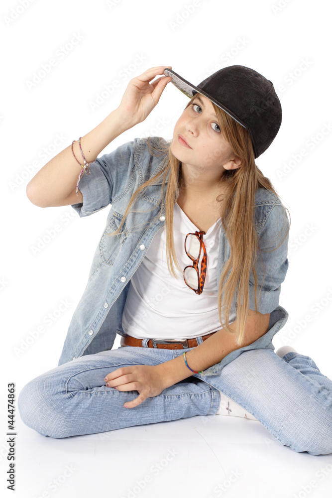 jeune fille désinvolte avec casquette Stock Photo | Adobe Stock