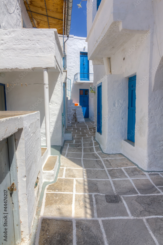 Obraz premium Wąska uliczka na wyspie Kimolos, Cyklady, Grecja