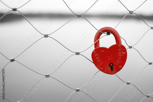 Fotografía Love padlock on a bridge fence. Russian proverb on it.
