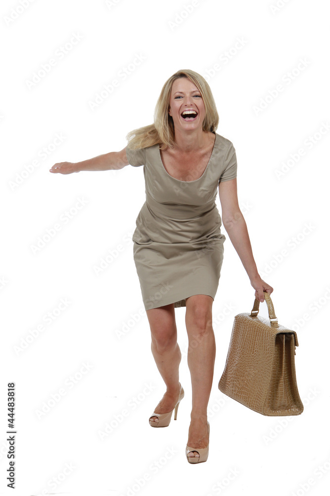 Blonde Frau im beigen Kleid mit Aktentasche Blonde Frau im beigen Kleid mit Aktentasche