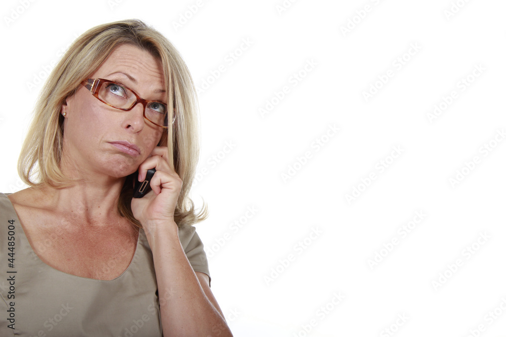 Blonde Frau mit beigem Kleid und Aktentasche telefoniert Blonde Frau mit beigem Kleid und Aktentasche telefoniert