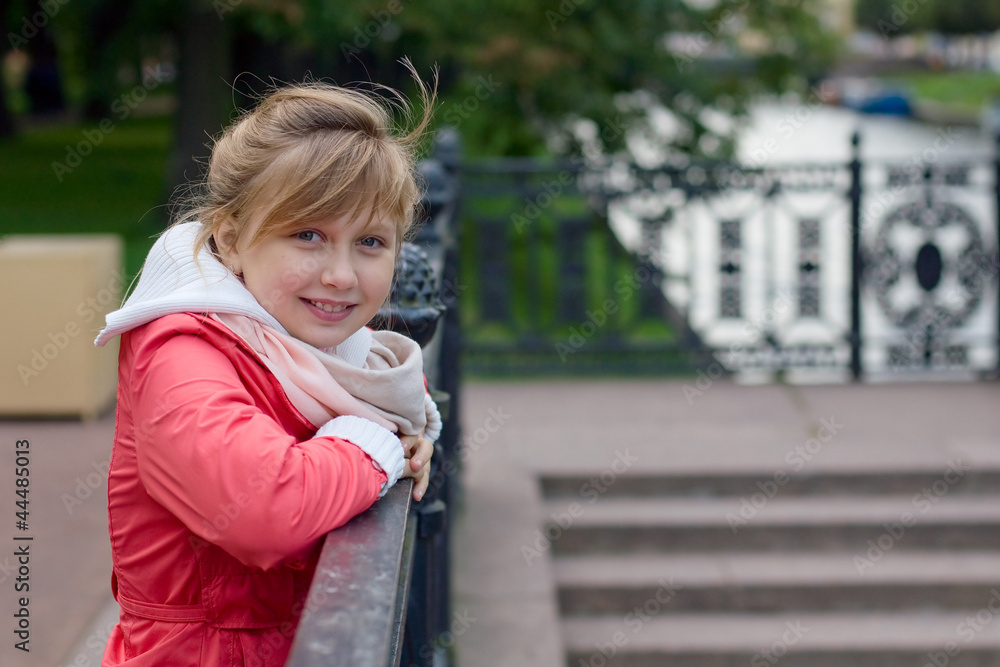 Веселая девочка подросток гуляет в осеннем парке