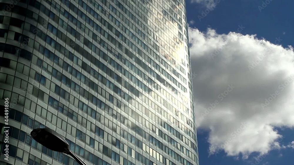 facade d'immeuble en mouvement sur fond de ciel
