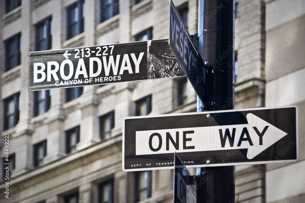 Naklejka premium Znak Broadway w Nowym Jorku
