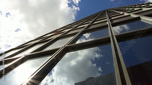 soleil et nuage se reflete dans un building