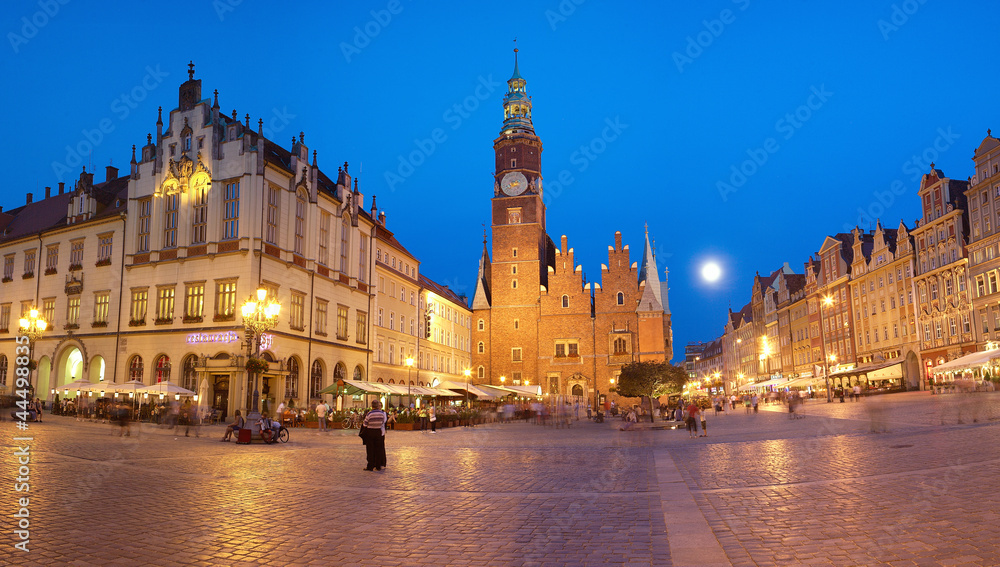 Obraz premium Wrocławski rynek przy pełni księżyca