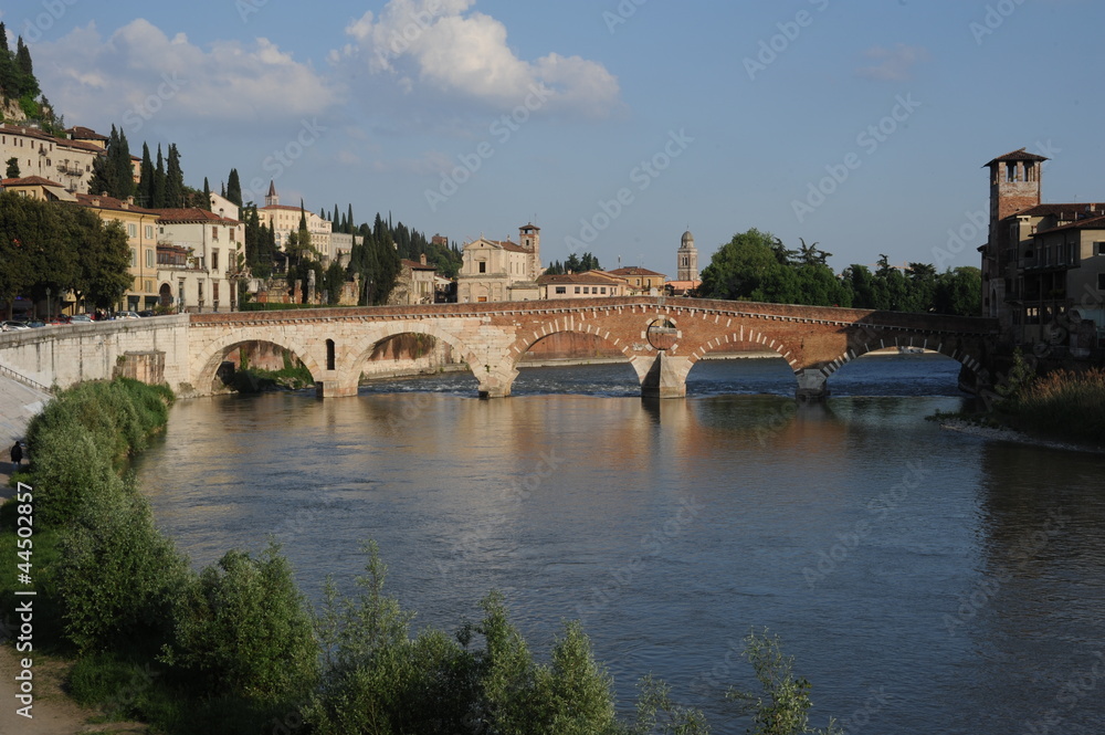 Fototapeta premium Ponte Pietra su fiume Adige a Verona, Italia