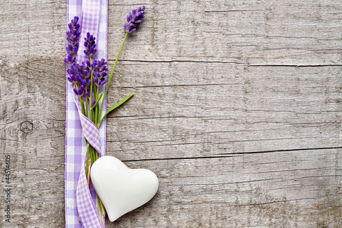 Lavendel und Herz mit Schleife