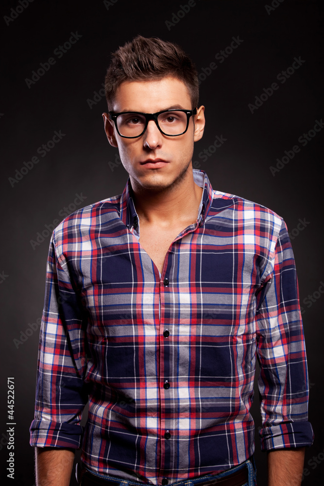 Obraz premium young man looking very seriously at the camera