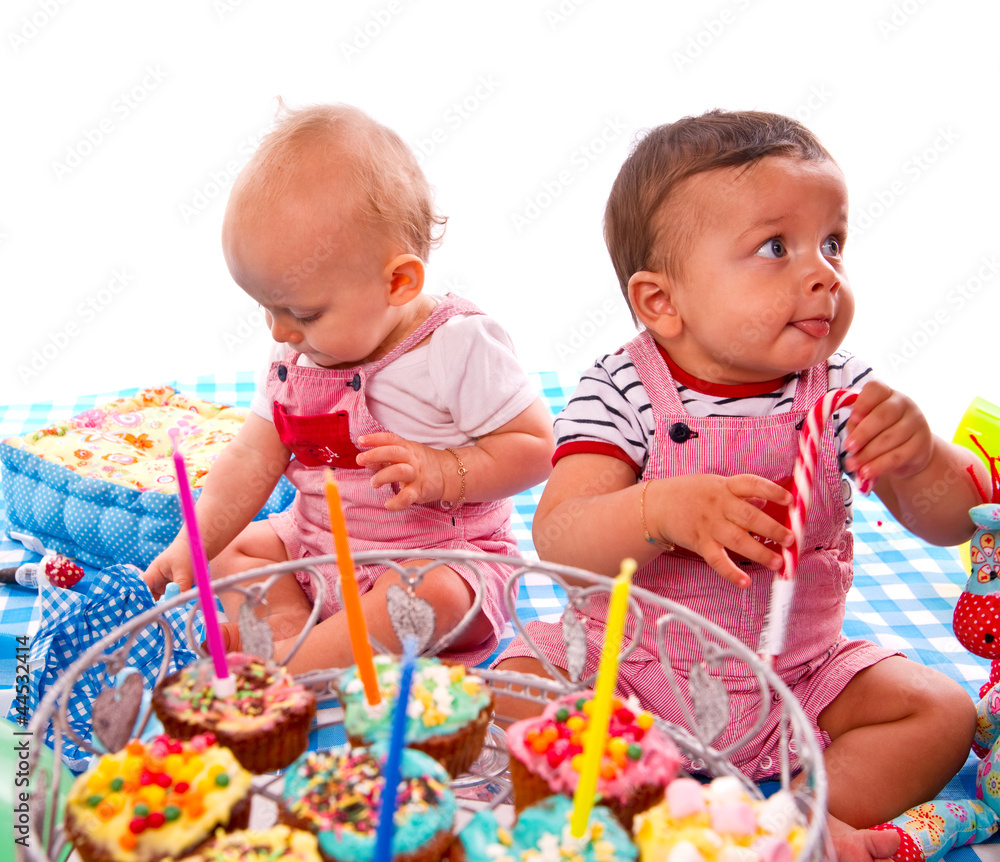 deux jeunes enfants à un fête d'anniversaire deux jeunes enfants à un fête d'anniversaire