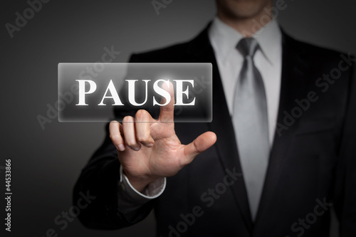 Mann drückt touchscreen button - Pause