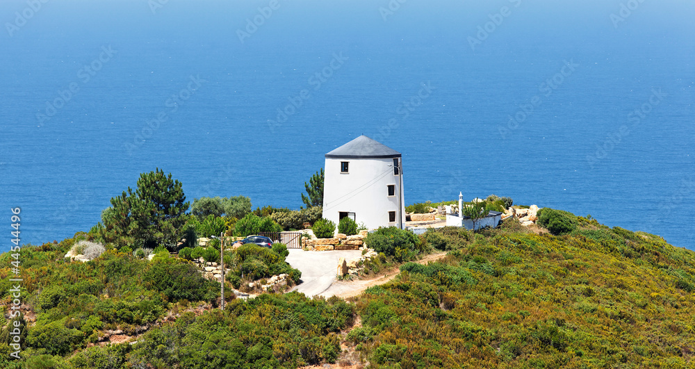 Fototapeta premium Portugiesische Küste mit typischen Haus, Portugal