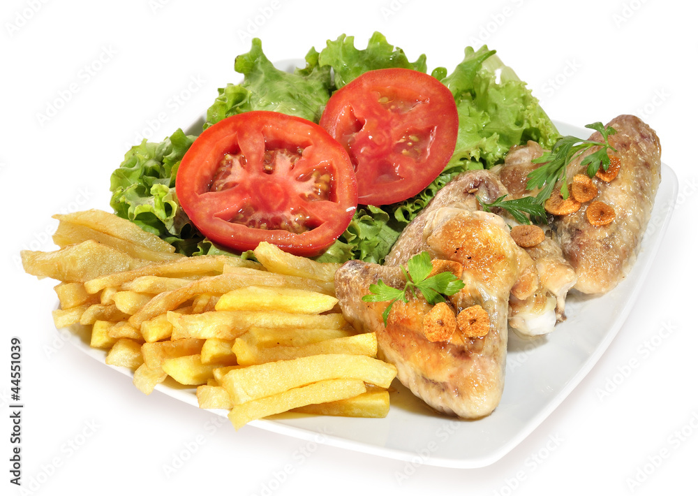 Alitas de pollo con ensalada y patatas. Alitas de pollo con ensalada y patatas.
