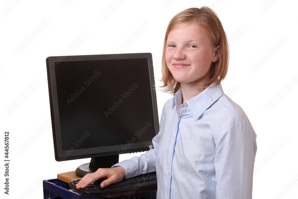 Junges Mädchen arbeitet am Computer Junges Mädchen arbeitet am Computer
