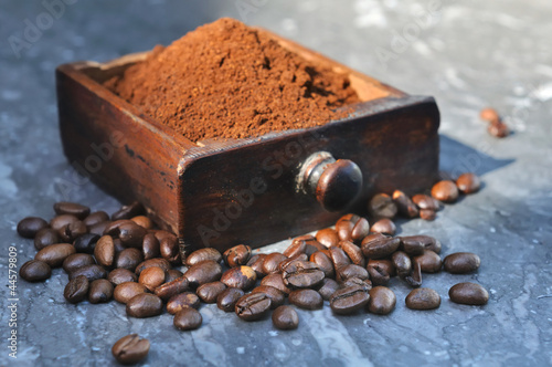grains de café et café moulu