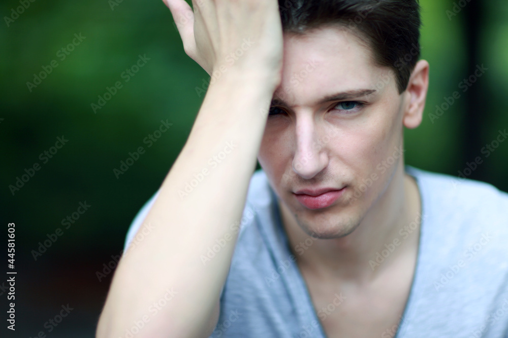 nachdenklicher Junge nachdenklicher Junge