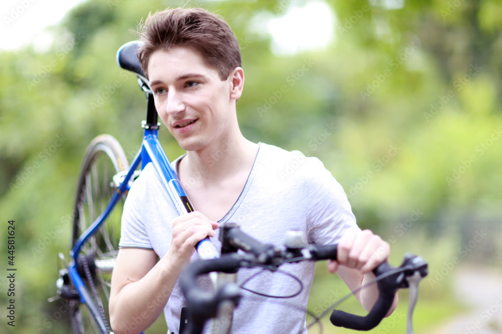 Obraz premium Jugendlicher mit blauem Rennrad