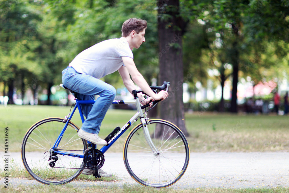Jugendlicher mit blauem Rennrad