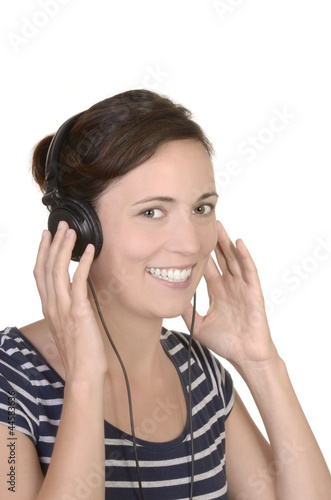 Glückliche junge Frau hört Musik mit Kopfhörer