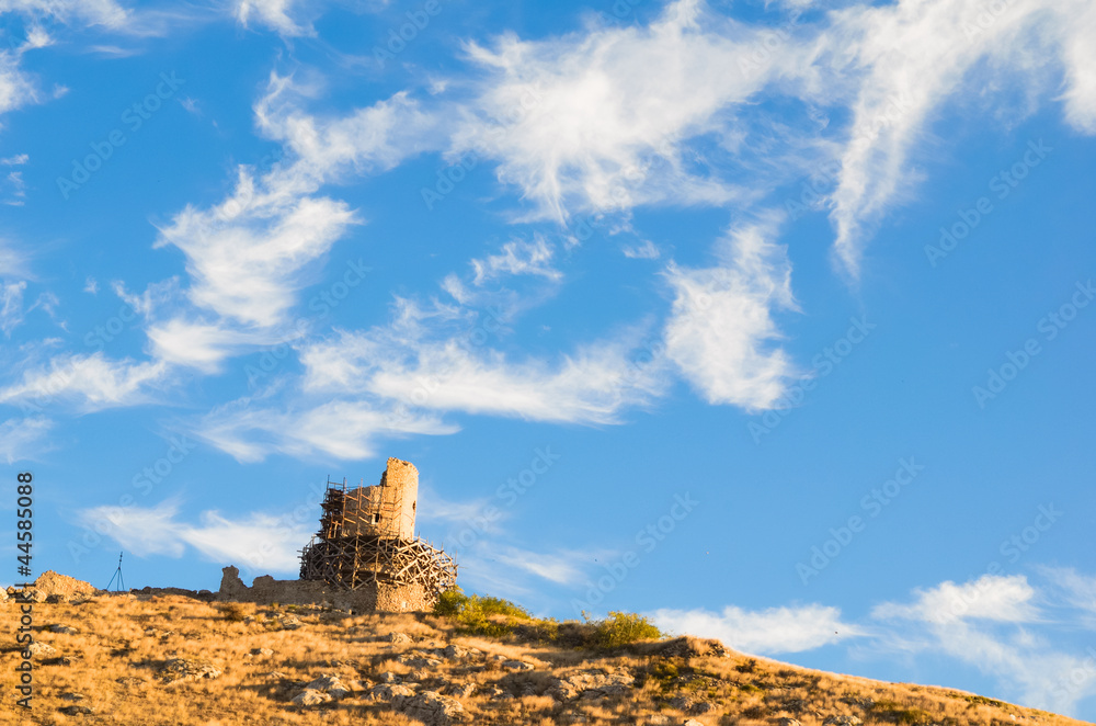 Obraz premium Blue sky and old fortress