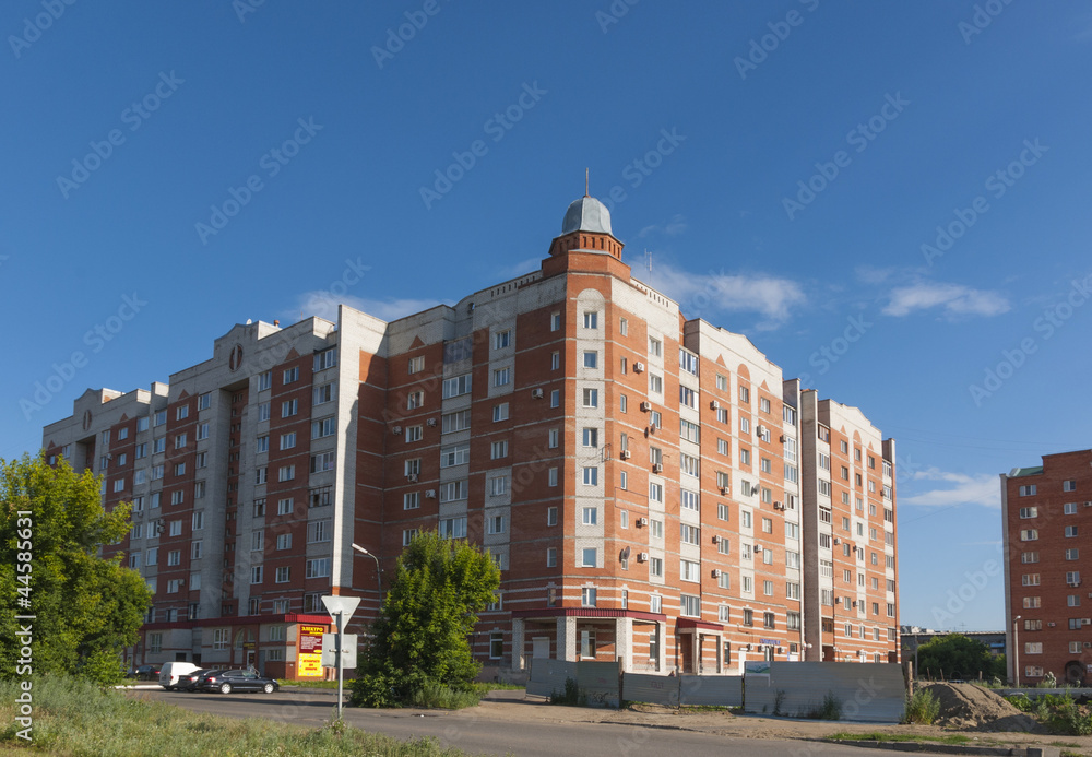 Современный кирпичный жилой дом в Российском городе