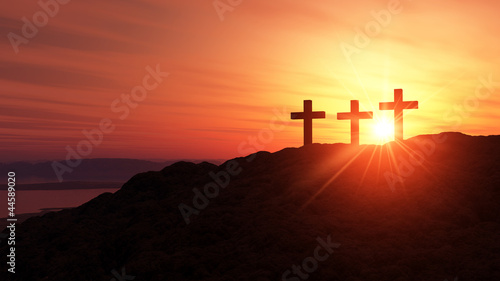 3 Kreuze am Hügel bei Sonnenuntergang