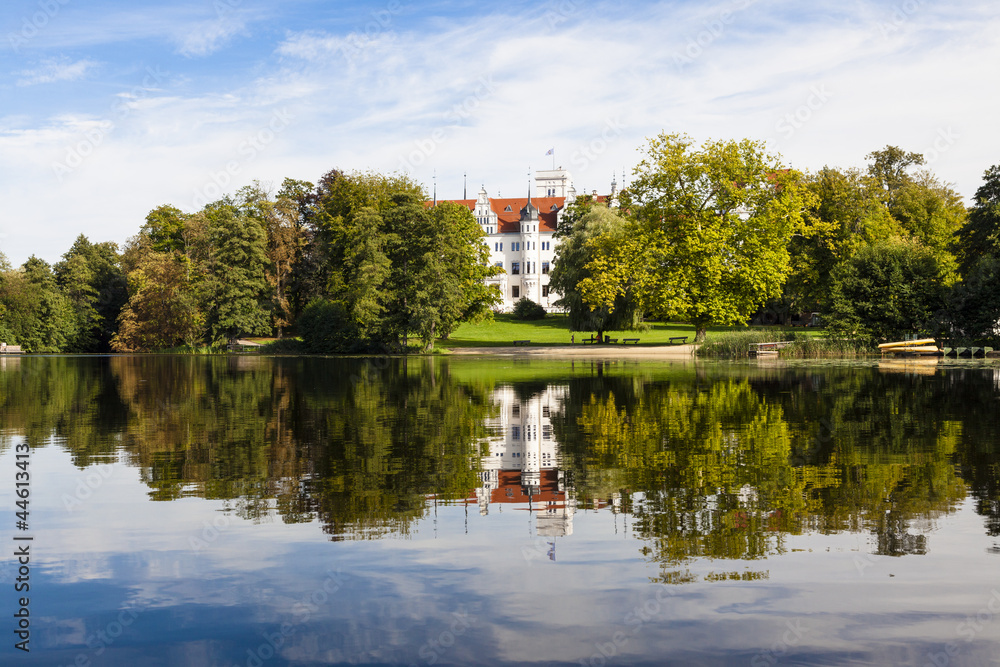Obraz premium Schloss Boitzenburg vom Küchenteich aus gesehen