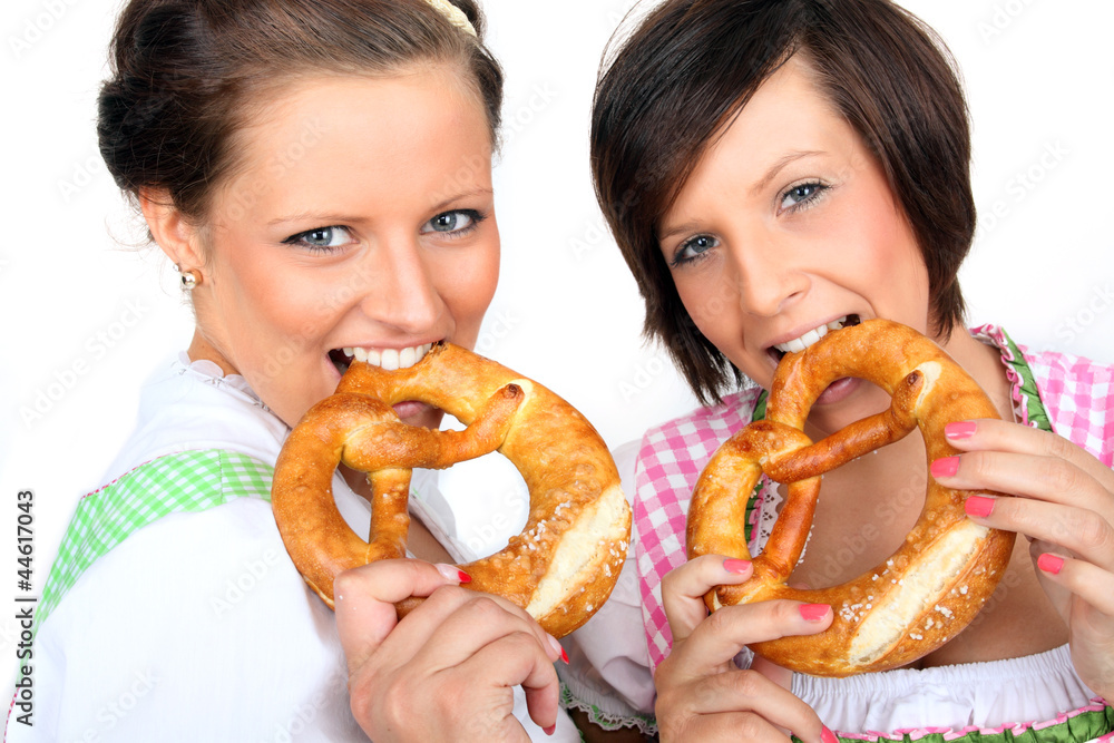 Frauen essen Brezel Frauen essen Brezel