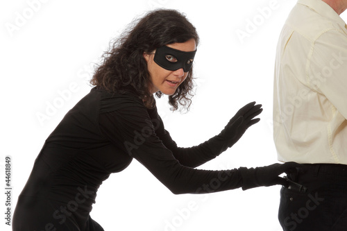 femme pickpocket volant un portefeuille