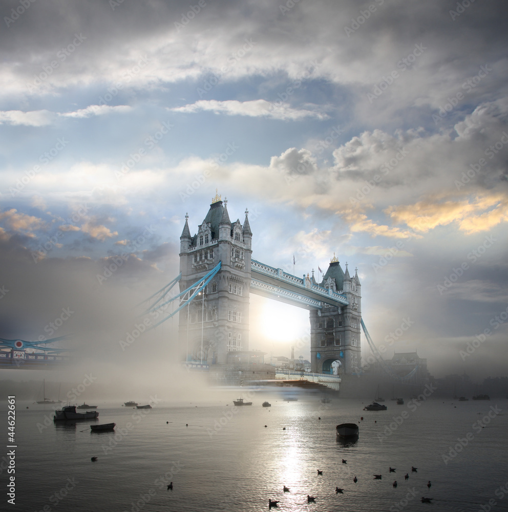 Tower Bridge with fog in London, England - obrazy, fototapety, plakaty 