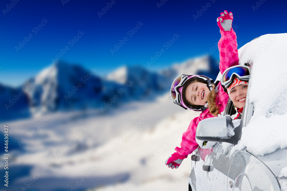 Winter holiday - happy family on the road for winter holidays - obrazy, fototapety, plakaty 