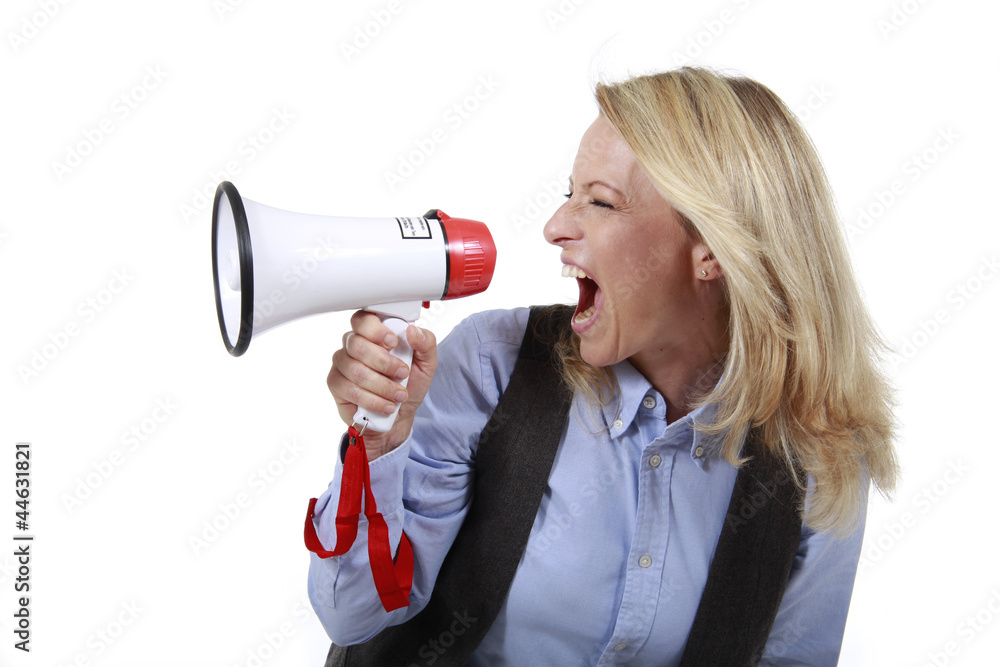 blonde Frau im Businessoutfit schreit in Megaphon blonde Frau im Businessoutfit schreit in Megaphon
