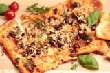 Pizza mit frischen Waldpilzen und Parmesan