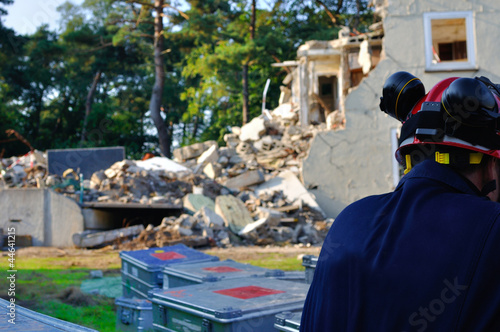 Erdbebenhelfer Rettungskräfte photo