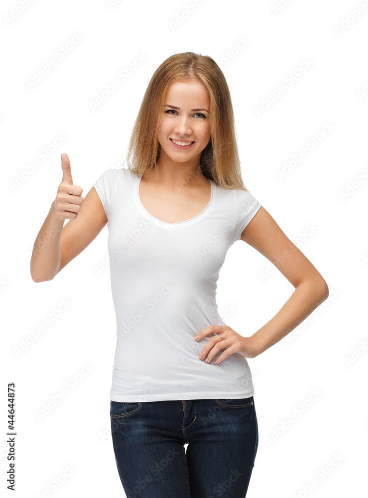 Fototapeta premium teenage girl in blank white t-shirt with thumbs up